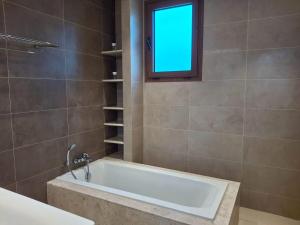 Ένα μπάνιο στο Khareef Luxury Villa in Salalah +7 φωτογραφίες