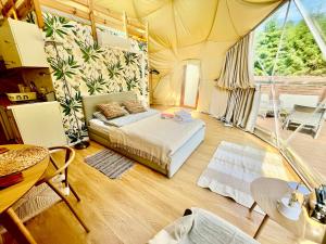 Postel nebo postele na pokoji v ubytování Tatra Glamp Mazury - sieć noclegowa Tatra Glamp