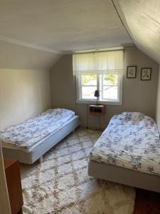 Una cama o camas en una habitación de Mysigt torp på landet