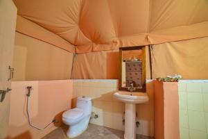 Lakhmana Desert Camp With Swimming Pool的一间浴室