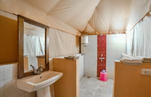 Lakhmana Desert Camp With Swimming Pool的一间浴室