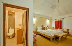 Lakhmana Desert Camp With Swimming Pool客房内的一张或多张床位