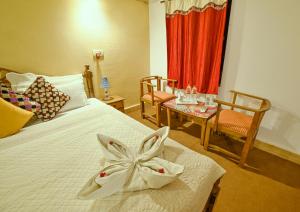 Lakhmana Desert Camp With Swimming Pool客房内的一张或多张床位