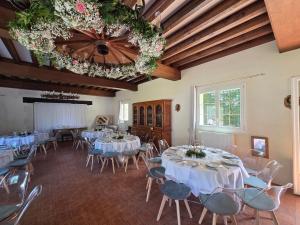 a banquet hall with tables and chairs and a chandelier at Domaine des bruns in Châtillon-Coligny