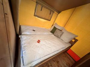 a small bed in a small room at Safari-Zelt Am Landwehrsee in Dörverden