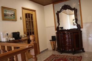 a room with a large mirror on the wall at Quartos e Apartamentos do Patrão in Sabugueiro