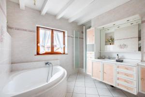 une salle de bain blanche avec une baignoire et un lavabo dans l'établissement Route des vins d'Alsace, domaine viticole 'Pinot Gris', à Pfaffenheim 22 autres photos