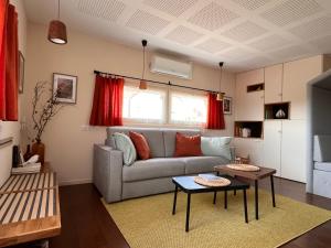 Posezení v ubytování LA MAISON DES BOIS D'OCRE - Gîte Appart Design - Clim Pkg Wifi Jardin à 10mn de Dijon