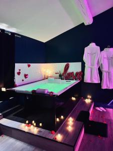 Galería fotográfica de Suite craz'in Love Room, jacuzzi, Camargue en Beaucaire 21 fotos más