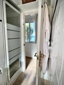 Ванная комната в °Relax beachfront housing° +90 фотографий