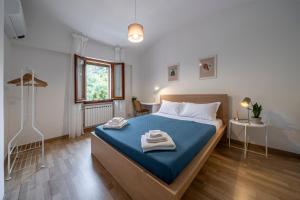a bedroom with a bed with towels on it at City centre - Beautiful cottage with garden in Bologna