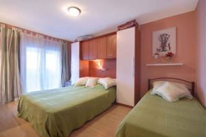 ein Schlafzimmer mit zwei Betten und einem Fenster in der Unterkunft Apartment Pula 15 in Pula