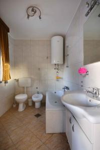 ein Badezimmer mit Waschbecken und Toilette und Waschbecken in der Unterkunft Apartment Pula 15 in Pula