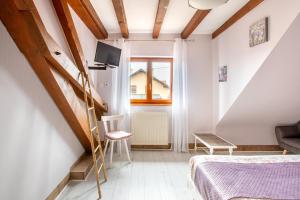 Una pequeña habitación con una cama y una ventana. en Grande terrasse, route des vins, domaine viticole 'riesling', en Pfaffenheim