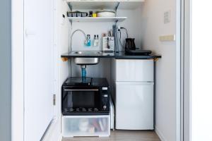 Una cocina o cocineta en 最大18名OK 南城市 百名の大型貸別荘 BBQ ビーチ近くでグループ滞在に最適 Seaside House Ichika
