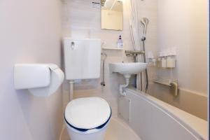 Un baño de 最大18名OK 南城市 百名の大型貸別荘 BBQ ビーチ近くでグループ滞在に最適 Seaside House Ichika