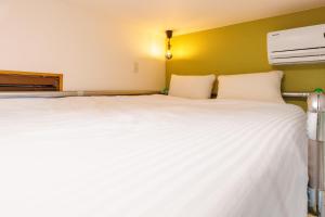 Una cama o camas en una habitación de 最大18名OK 南城市 百名の大型貸別荘 BBQ ビーチ近くでグループ滞在に最適 Seaside House Ichika