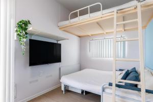 Una cama o camas en una habitación de 最大18名OK 南城市 百名の大型貸別荘 BBQ ビーチ近くでグループ滞在に最適 Seaside House Ichika