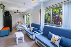 Un lugar para sentarse en 最大18名OK 南城市 百名の大型貸別荘 BBQ ビーチ近くでグループ滞在に最適 Seaside House Ichika
