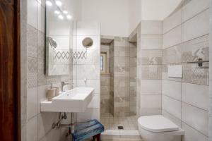 Koupelna v ubytování Corte Fiorita – Apulian Peaceful Retreat + 13 fotografií