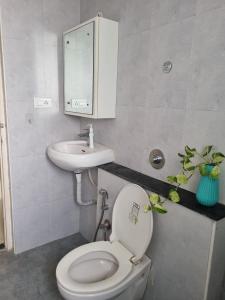 Un baño de Penthouse with 2 Bedrooms near Wipro Corp office 15 fotos más