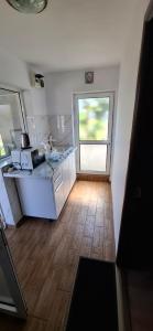 Kuchyň nebo kuchyňský kout v ubytování Cazare la mare vila Constanta