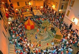 eine große Menschenmenge, die um einen Brunnen in einem Gebäude steht, in der Unterkunft Ca' di GiuPa Finalborgo Outdoor in Finale Ligure