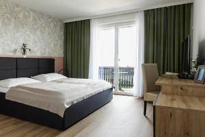 a bedroom with a bed and a large window at Litzlberger Keller am Attersee in Seewalchen
