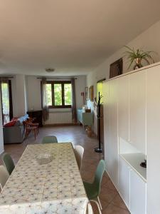 Un comedor y una sala de estar con mesa y sillas. en Verdemare Casa vacanze - Relax a Fano, en Fano