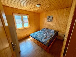 a small room with a bed and a window at Anida Rusinowo in Rusinowo