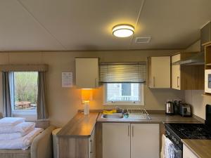 Kuchyň nebo kuchyňský kout v ubytování Cornish Caravan Escapes