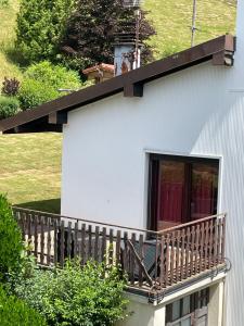 ラ・ブレスにあるAuberge des Skieursの家の側面バルコニー