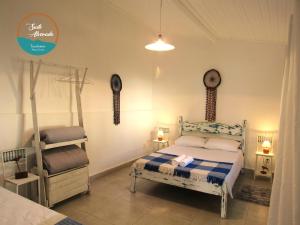 Suíte Alvorada Tiradentes MG في تيرادينتيس: غرفة نوم بسرير وبطانية زرقاء وبيضاء