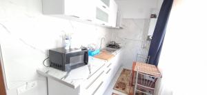 Kuchyň nebo kuchyňský kout v ubytování Cazare la mare vila Constanta