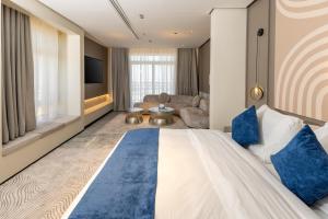 阿卜杜勒国王经济城الياقوت والمرجان - Ruby and Coral的酒店客房配有一张带蓝色枕头的大床