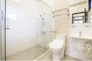 a bathroom with a toilet and a shower and a sink at 東華晴空樹民宿 in Shoufeng +7 photos