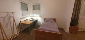 a room with a bed and a desk in it at Apartment mit eigenem Eingang im Zentrum von Selm in Selm