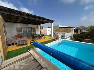 een zwembad met een blauwe bij Villa Dinateli, Salinas Golf in Caleta De Fuste