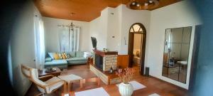 salon z kanapą i kominkiem w obiekcie Betty's Garden House w mieście Nea Anchialos +33 zdjęcia