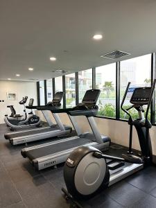 Un gimnasio con varias máquinas de correr en una habitación. en Comfortable 1 Bedroom with Balcony Vista 1, en Abu Dabi
