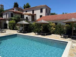 Bazén v ubytování Xinovrissi Apts & Pool nebo v jeho okolí