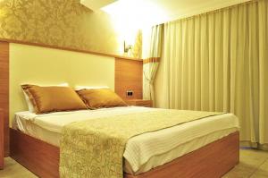 A bed or beds in a room at Assos Park Hotel