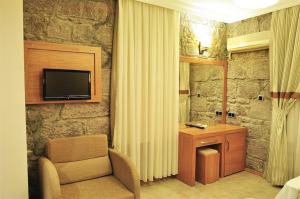 A television and/or entertainment centre at Assos Park Hotel