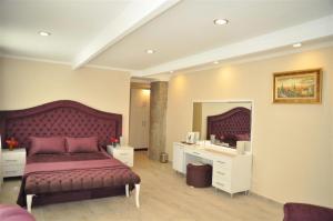 A seating area at Assos Park Hotel