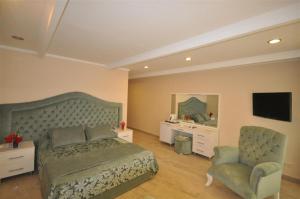 A television and/or entertainment centre at Assos Park Hotel