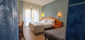 Postel nebo postele na pokoji v ubytování Hotel Rivadoro-Spiaggia ombrellone e lettini-Piscina-Parcheggio