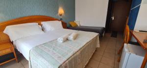 Postel nebo postele na pokoji v ubytování Hotel Rivadoro-Spiaggia ombrellone e lettini-Piscina-Parcheggio