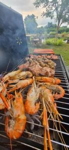 Kemudahan BBQ tersedia untuk tetamu di chalet