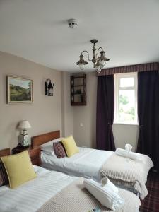 a bedroom with two beds and a window at Robin Hood Inn in Wall Houses