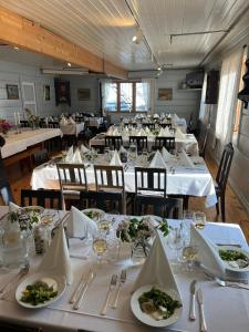 a dining room with tables with plates of food at Krossbu in Boverdalen